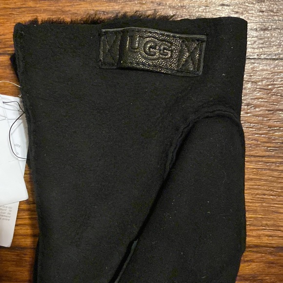 Ugg Men’s Shearling Tech Gloves - Picture 5 of 6